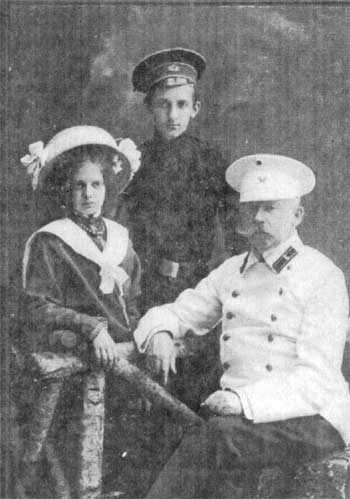 Отец В.И.Яздовского Иван Викторович Яздовский с дочерью Нюли и сыном Виктором (1902 г.)