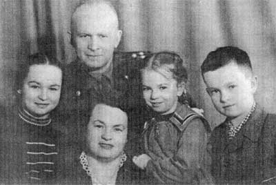 Чета Яздовских с детьми Виктором, Светой и Аллой (1957 г.)