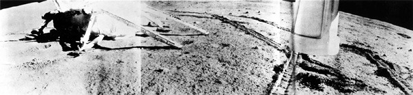 17 ноября 1970 года - не самое первое фото с ровера на Луне, но - одно из. Колея, посадочная ступень, аппарель. Наглядно