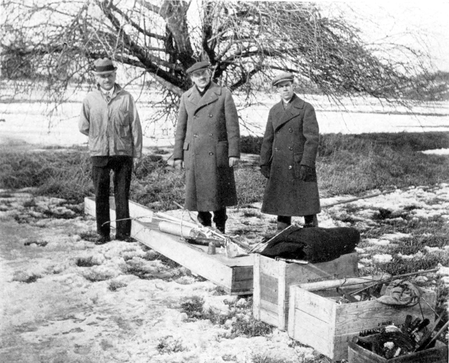 Роберт Годдард (в центре) со своими помощниками Генри Саксом и доцентом физики Перси Рупом с остатками первой ракеты после ее полета на высоту 41 фут