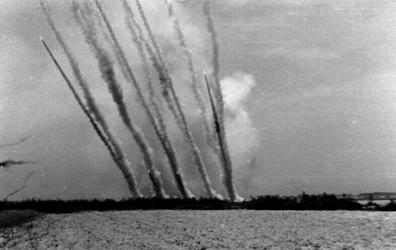 1942 г. Залп реактивных минометов Nebelwerfer 41