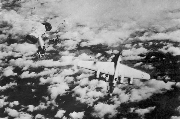 4 апреля 1945 года. Американский бомбардировщик B-24M  разорван пополам после атаки немецкого реактивного Ме-262 с ракетами R4M. Экипаж погиб