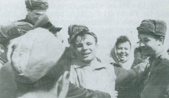 Гагарин сразу после приземления. Ю.А.Гагарин после приземления на Саратовской земле.. Первые минуты Гагарина после приземления.