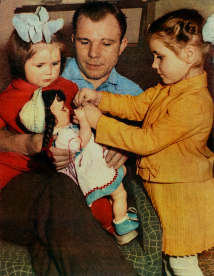 Гагарин семья жена. Семья Юрия Гагарина семья Юрия Гагарина.