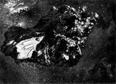 Фиг.28. Конвой межпланетных космических кораблей, прикрепленных к астероиду для прикрытия во время прохождения через участок пояса астероидов.
