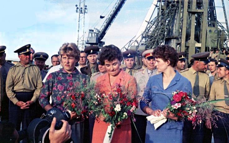 15 июня 1963-го. В.Л. Пономарева, И.Б. Соловьева, В.В. Терешкова с цветами на встрече со стартовой командой. Байконур