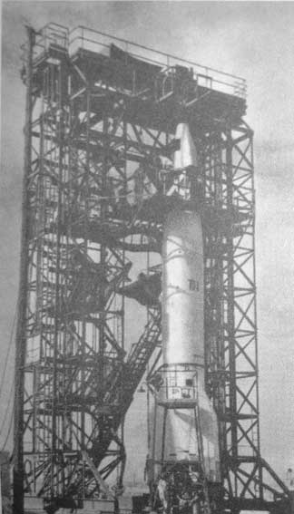 Экспериментальная ракета А-4 на старте (июнь 1948 г.) при подготовке к полету обезьяны по проекту 